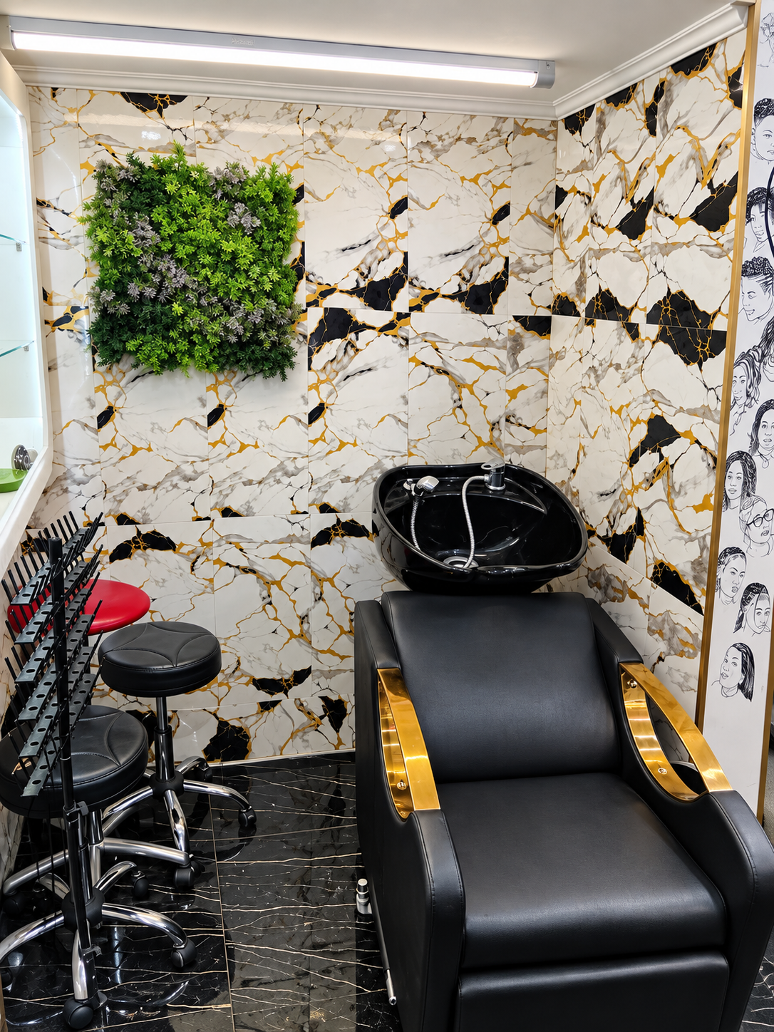 Notre espace shampoing avec son fauteuil noir et ses accoudoirs dorés