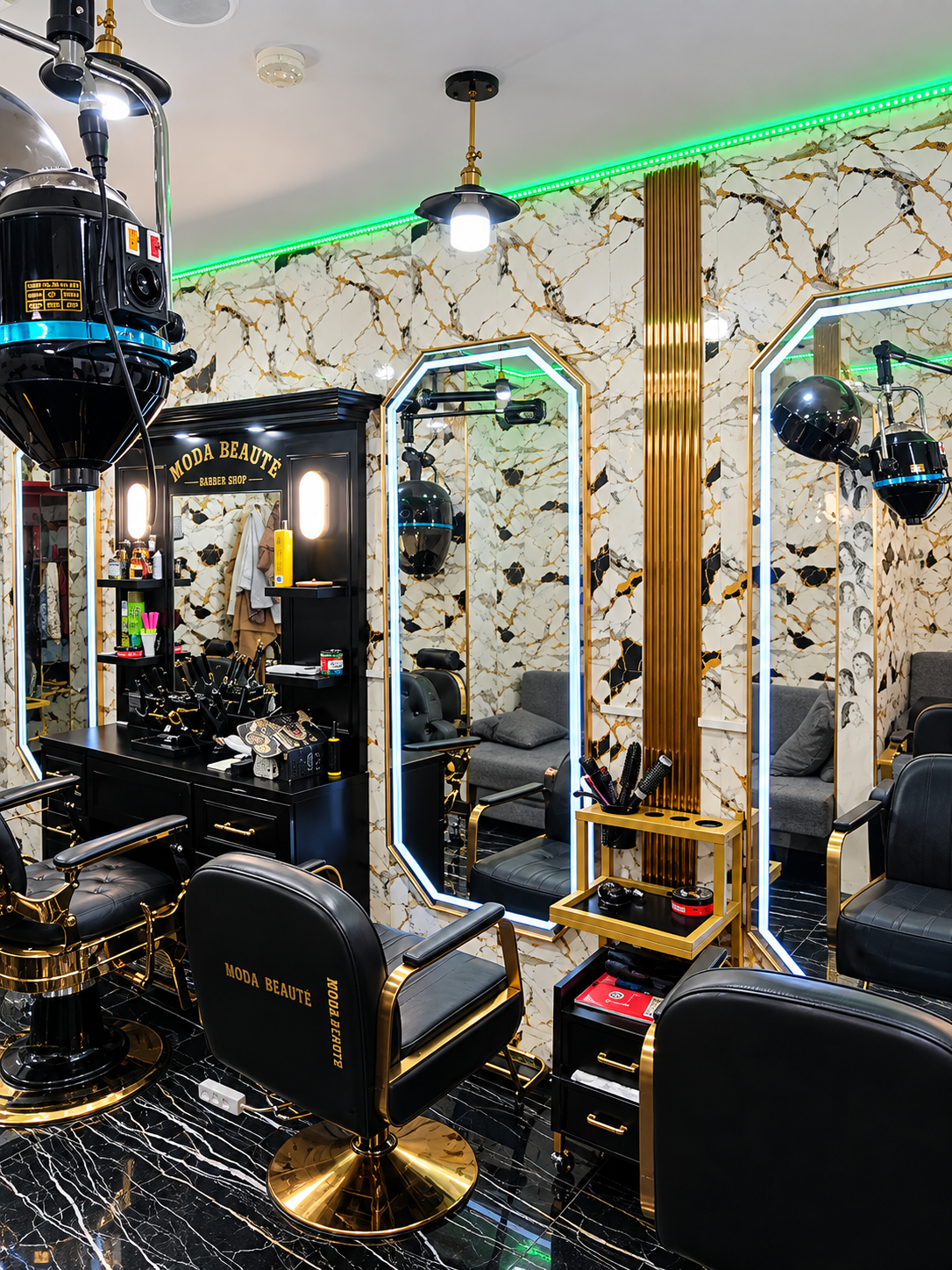 Les miroirs lumineux et postes de coiffure du salon
